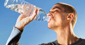 Bere acqua: le abitudini che fanno bene all
