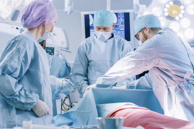 Equipe di chirurghi in sala operatoria si preparano per una mediastinoscopia
