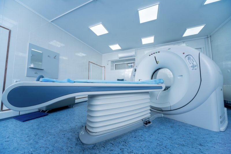 Sala di un ospedale con strumentazione per la tomografia computerizzata