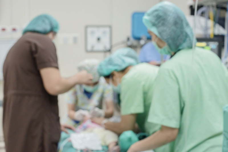 Equipe di chirurghi in sala operatoria per il trattamento di pazienti neonatali 