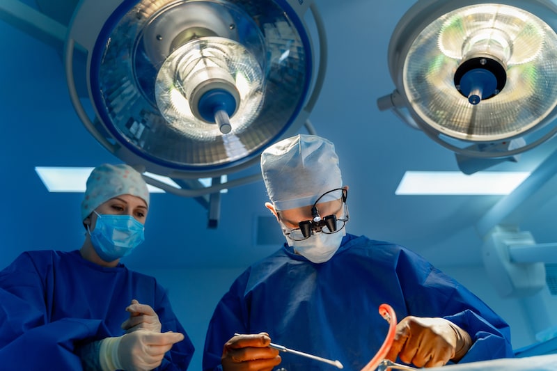 Medico chirurgo in sala operatoria con assistente prima di eseguire la safenectomia