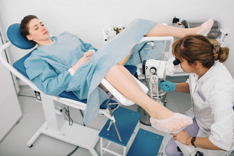 donna e ginecologa durante la procedura di colposcopia
