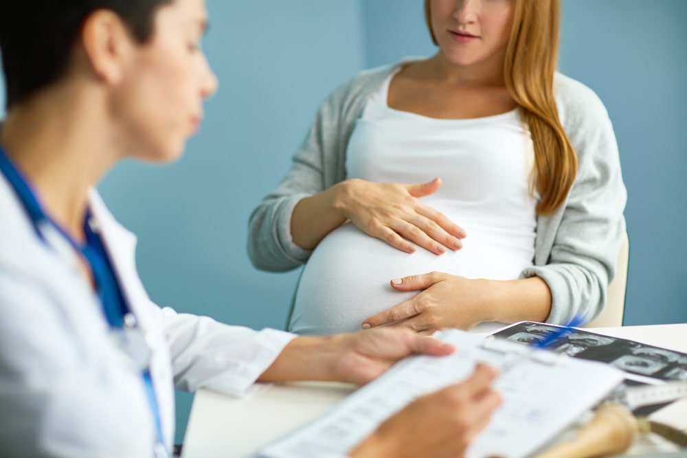 Donna in gravidanza si confronta con il proprio medico riguardo la villocentesi