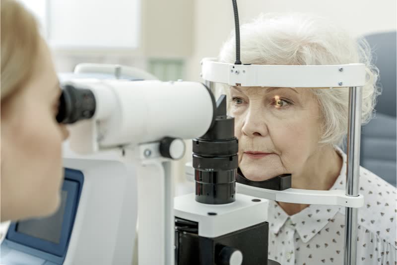 Foto di dottoressa che svolge un esame oculare su signora anziana che soffre di glaucoma