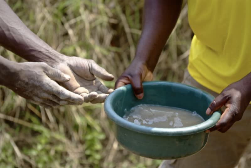 L'acqua impura è una delle principali forme di trasmissione del colera