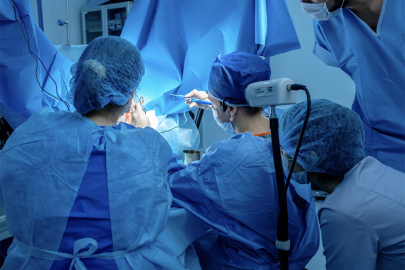 Equipe di chirurgia eseguono un intervento di chirurgia colorettale in laparoscopia 