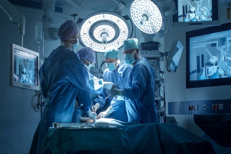 Equipe di chirurghi in una sala operatoria mentre eseguono un la pleurectomia
