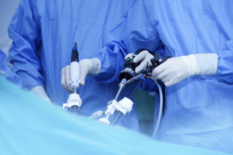Due chirurghi vestiti di blu con la strumentazione necessaria ad un intevento di orchidopessi